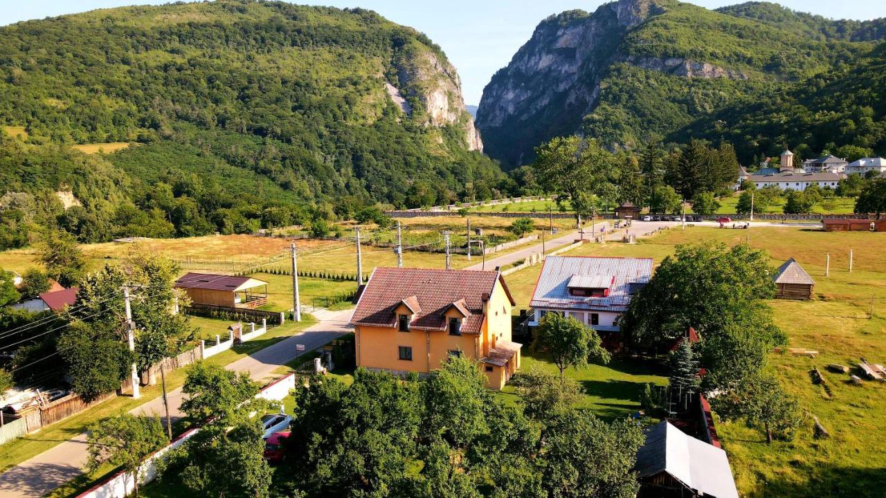 Pensiunea Miraj Polovragi Exterior photo